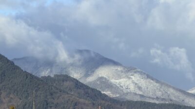 粉っぽい山